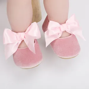 Schattige roze fluwelen baby prinsessenschoenen met grote satijnen strikken voor baby's