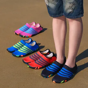 Kleurrijke gestreepte waterschoenen voor strand, snorkelen en buitenactiviteiten