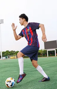 Photo d'action de chaussures de football colorées pour hommes à l'entraînement