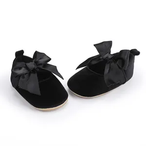 Elegante zwarte fluwelen baby prinses schoenen met grote decoratieve satijnen strikken