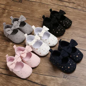 Nahaufnahme von weichen Baby-Mary-Janes mit Sternenmuster in fünf verschiedenen Farben.