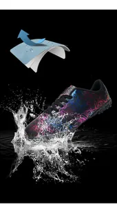Chaussure de foot à motif craquelé coloré dans l'eau montrant l'imperméabilité