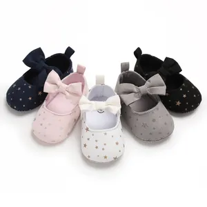 Detailansicht von fünf Farben weicher Baby-Prinzessinnenschuhe mit Sternenmuster.