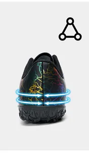 Gros plan du talon de chaussure de foot avec motif craquelé irisé et soutiens