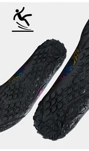 Vue détaillée de la semelle en caoutchouc antidérapante des chaussures de football