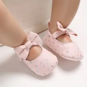 Detailansicht der rosa Baby-Prinzessin-Schuhe mit silbernen Sternen und Schleife.