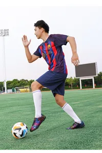 Gros plan de chaussures de football TF pour hommes avec motif graffiti coloré