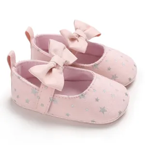 Detailansicht von rosa Baby-Prinzessin-Schuhen mit Schleife und silbernen Sternen