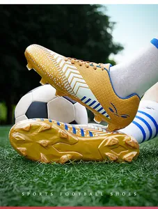 Vue détaillée de crampons de football dorés avec goujons FG sur un terrain professionnel