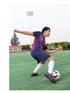 Crampons de football colorés haute performance pour hommes en action sur un terrain pro