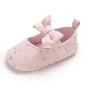 Detailansicht von rosa Baby-Prinzessinnen-Lauflernschuhen mit Schleife und Silbersternen