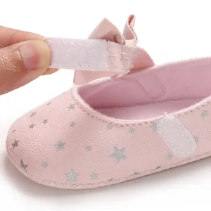 Nahaufnahme von rosa Babyschuhen mit dem praktischen, verstellbaren Klettverschluss