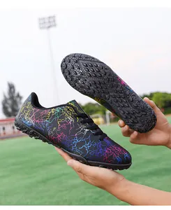 Vue détaillée des chaussures de football avec motif éclair et semelle résistante