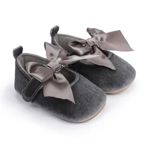 Elegante grijze fluwelen baby Mary Jane schoenen met een grote satijnen strik voor peuters