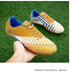 Gros plan sur des chaussures de football professionnelles jaune et bleu sur gazon