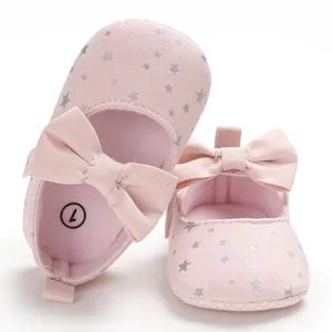Weiche rosa Baby-Schuhe mit silbernen Sternenmustern und dekorativen Schleifen-Details