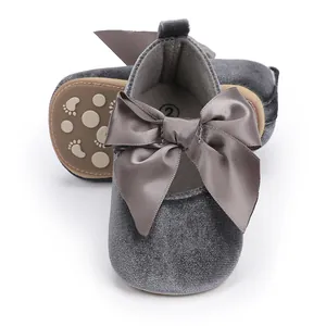 Zachte grijze fluwelen baby prinsessenschoenen met satijnen strik en antislipzool