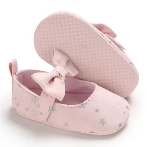 Nahaufnahme rosa Baby-Crib-Schuhe mit Schleifendesign und strukturierten Stoffsohlen