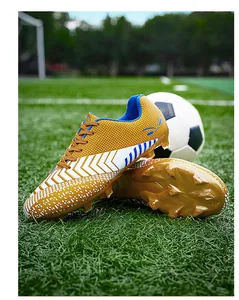 Vue macro détaillée de chaussures de football jaunes sur gazon vert avec un ballon