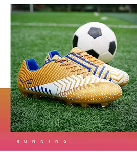 Chaussures de foot professionnelles sur gazon synthétique avec ballon de football
