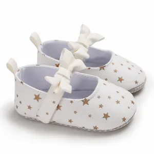Detailansicht weißer Baby-Prinzessin-Lauflernschuhe mit goldenen Sternen und Schleifen