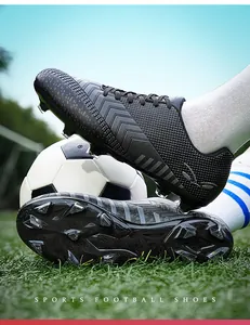 Chaussures de football noires pour hommes sur terrain synthétique avec crampons