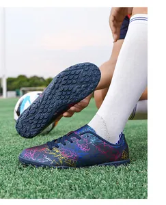 Gros plan de chaussures de foot pour enfants avec motifs éclair colorés et semelles en caoutchouc