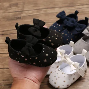 Detailansicht weicher Baby-Prinzessinenschuhe mit Goldstern-Mustern