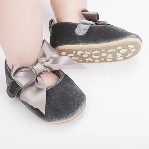 Detail van grijze fluwelen baby prinsessenschoentjes met grote strik en antislipzool
