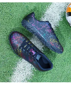 Vue détaillée de chaussures de football noires avec motif éclair coloré sur gazon