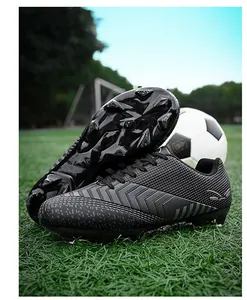 Détails de crampons de football noirs durables montrant la semelle et la tige.