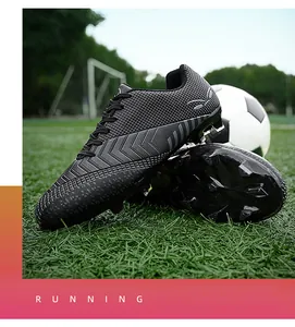 Vue détaillée de chaussures de football professionnelles noires pour hommes sur gazon