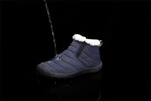 Detailaufnahme wasserfester blauer Winterschneestiefel mit weißem Kunstfellfutter.