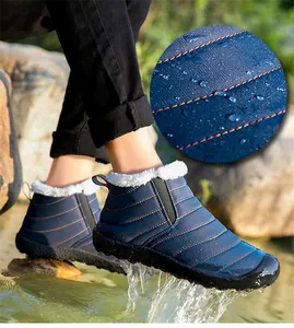 Nahaufnahme des wasserdichten Stoffes und des dicken weißen Fleecefutters bei blauen Winterstiefeln