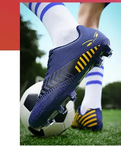 Photo d'action de crampons de football bleus professionnels sur gazon synthétique