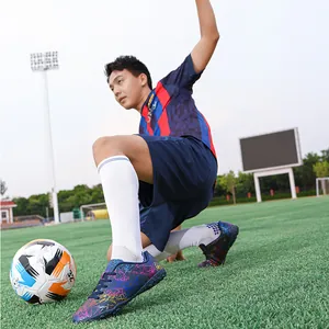 Chaussures de football professionnelles pour hommes avec motif coloré sur terrain de sport