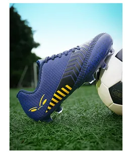 Gros plan détaillé des crampons de football bleus pour gazon avec crampons longs