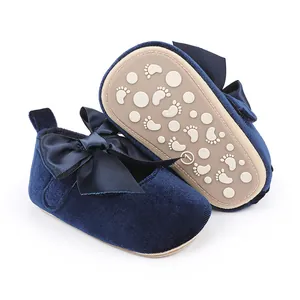 Gedetailleerd overzicht van marineblauwe fluwelen babyschoentjes met antislipzool