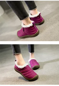Detailansicht der lila Winterschuhe mit warmem Fleece-Futter und gestepptem Design.