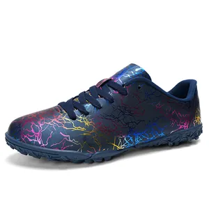 Chaussures de football bleu foncé avec motif craquelé coloré pour l'entraînement des hommes