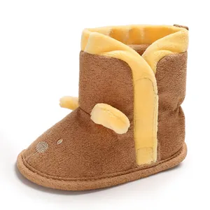Détail d'une bottine d'hiver en peluche pour bébé avec oreilles et velcro ajustable