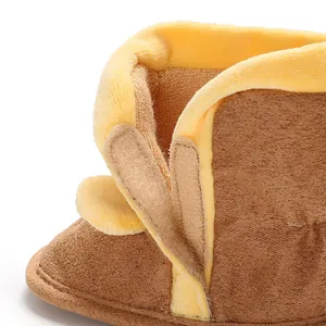 Gros plan d'une botte d'hiver pour bébé avec doublure jaune et fermeture velcro