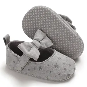Detailansicht der grauen Baby-Prinzessinnenschuhe mit Glitzersternen und großer Schleife