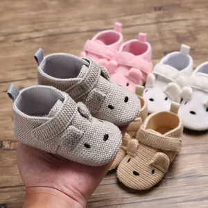 Weiche gestrickte Babyschuhe mit süßem Tiergesicht und Klettverschluss für Babys.