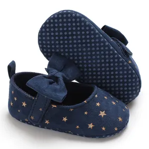 Detailaufnahme von dunkelblauen Baby-Prinzessin-Lauflernschuhen mit goldenem Sternenmuster