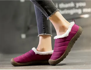 Seitenansicht lilafarbener Winter-Baumwollschuhe mit weißem Fleece und weicher Sohle