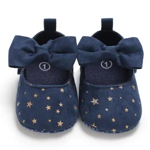 Detailansicht der dunkelblauen Baby-Prinzessinenschuhe mit goldenen Sternenmustern