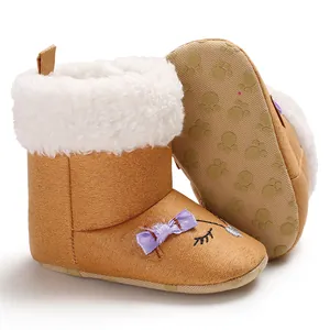 Détail des bottes chaudes marron pour bébé avec doublure polaire blanche et semelle antidérapante