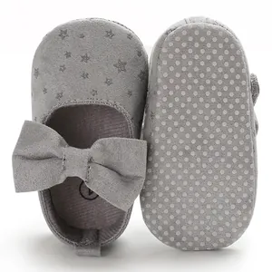 Detailansicht grauer Babyprinzessinnenschuhe mit Sternenmuster und weicher Sohle