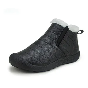 Detailansicht schwarzer gesteppter Winterstiefel mit warmem weißem Kunstfellfutter